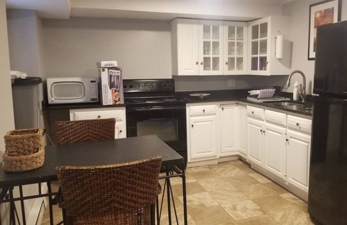 Salem House | Private Apartment, 15 min walk to downtown Salem