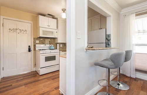 Hawthorne Apartment | Private Apartment near beaches, LAX, SoFi - w/Large Deck /Pets ok