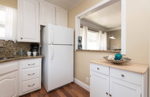 Hawthorne Apartment | Private Apartment near beaches, LAX, SoFi - w/Large Deck /Pets ok