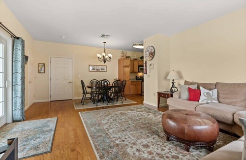 Hampton Condo | Private Balcony | Walk to Beach | Penthouse Living