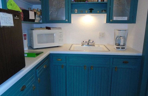 Hermann House | Private Bathroom, Private Entrance, The Cobbler Suite is perfect for your weekend getaway! Park the car and walk to shops, restaurants, wineries, distilleries, breweries, tasting rooms and more!