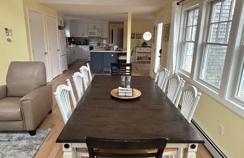 North Truro House | PRIVATE BEACH, 2 min walk. WIFI, AC, sunny/clean. New Kitchen & screened porch.