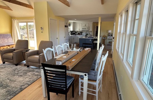 North Truro House | PRIVATE BEACH, 2 min walk. WIFI, AC, sunny/clean. New Kitchen & screened porch.