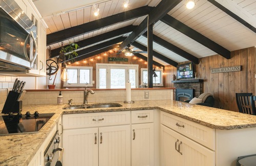 Bartlett Ski Chalet | Private beach access and 2 miles to Storyland. Pet Friendly!