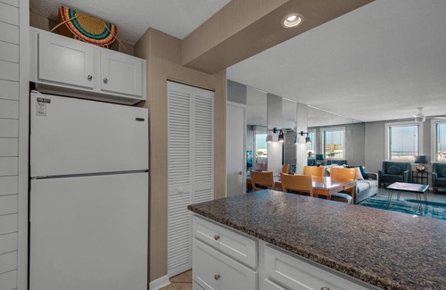 Holiday Isle Condo | PRIVATE BEACH, HEATED POOL, HOT TUB, GREAT FOR FAMILIES. Fully loaded kitchen!