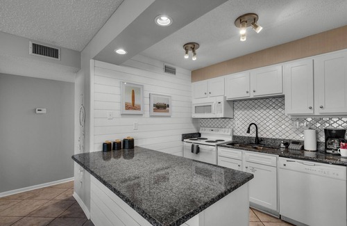Holiday Isle Condo | PRIVATE BEACH, HEATED POOL, HOT TUB, GREAT FOR FAMILIES. Fully loaded kitchen!