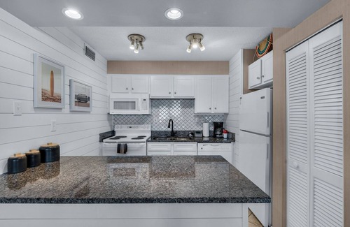 Holiday Isle Condo | PRIVATE BEACH, HEATED POOL, HOT TUB, GREAT FOR FAMILIES. Fully loaded kitchen!