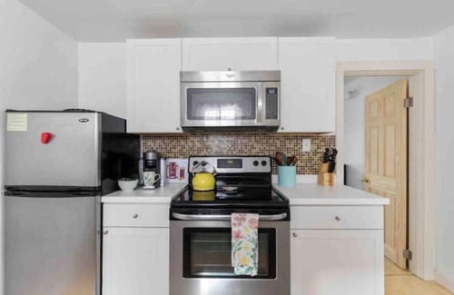Old North End Apartment | Private+Beautiful Downtown Pad- Near Church St