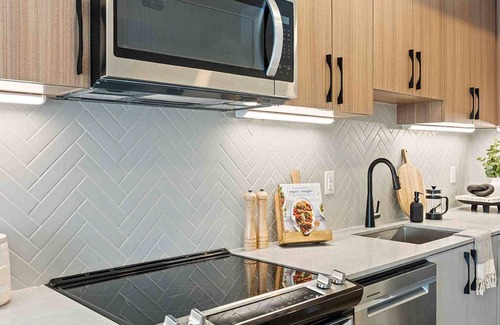 Willowdale House | Private Bedroom or Full Two-Bedroom Apartment in Prime Location