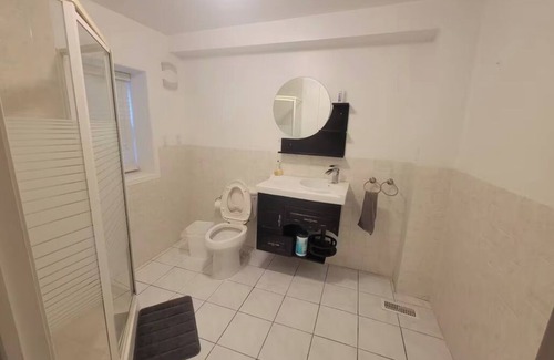 Alexandra Park House | Private bedrooms SHARE bathroom and SHARE kitchen