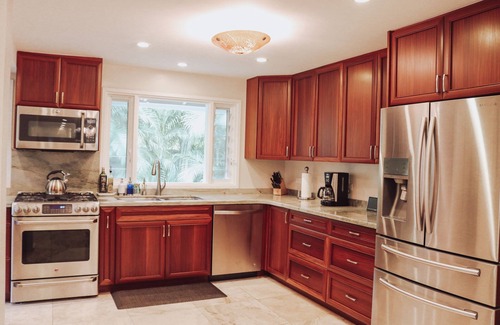 Portlock Villa | Private Boutique Resort in Hawaiian Paradise-Lush Backyard, Pool, Wifi & BBQ!