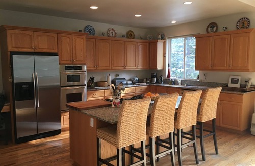 Kings Beach House | Private, Bright & Spacious, Hot Tub, Pool Table, Sleeps 10, 5 miles to Northstar