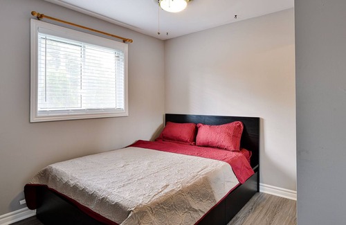Innisfil House | Private bungalow near Innisfil Beach