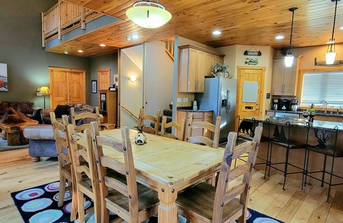 Oakland House | Private Cabin|Pool Access|Fireplace On Deck|Firewood|Lake/Waterfalls-GOLF-XTRAS