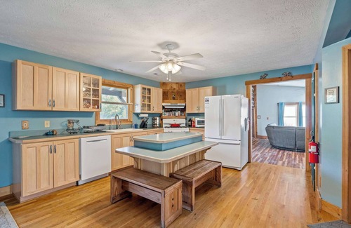Front Royal Cabin | Private Cabin Retreat | Hot Tub, Game Room, & More