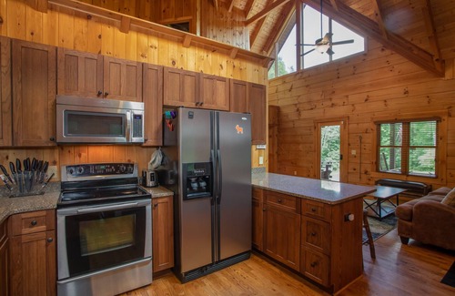 West Jefferson Cabin | Private Cabin with Hot Tub & Large Yard