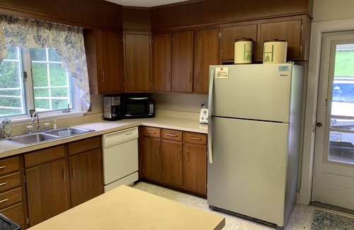 Valley Springs House | Private Carriage House Compound - Walking Distance to Downtown Hot Springs