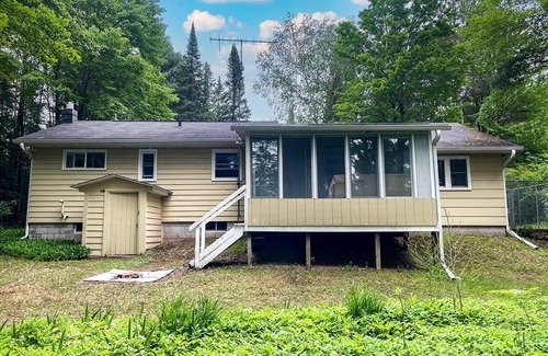 Tomahawk Cabin | Private cottage in the woods along the Somo River, on the trails!