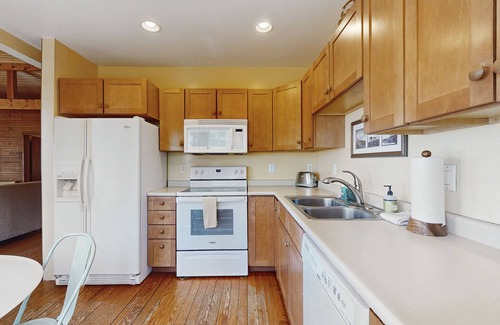 Fennville Cottage | Private Cottage w/Wood-Burning Fireplace, WiFi, and Lakefront Access