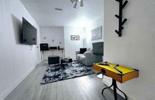 Burnaby Villa | Private Cozy 1Br Basement Suite Perfect for Couple! With Date Bar for 2! Self Check-in, Private Parking