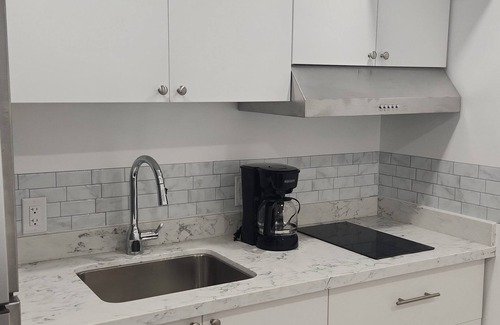 Kitchener Apartment | Private & cozy Kitchener studio with WiFi, in-suite laundry & proximal to a mall
