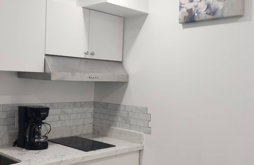 Kitchener Apartment | Private & cozy Kitchener studio with WiFi, in-suite laundry & proximal to a mall