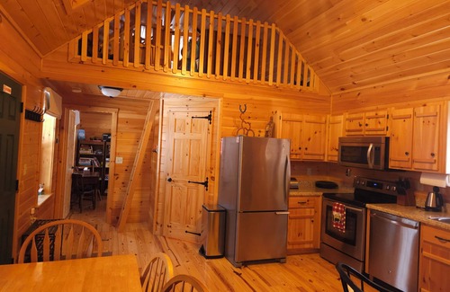 Putney Cabin | Private Cozy Mountain Cabin Hideaway