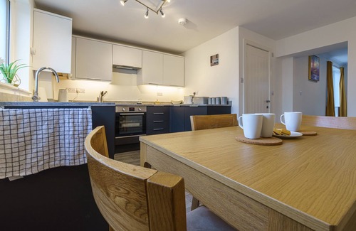 Cirencester Apartment | Private deck with newly refurbished flat attached!