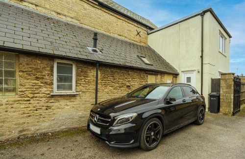 Cirencester Apartment | Private deck with newly refurbished flat attached!