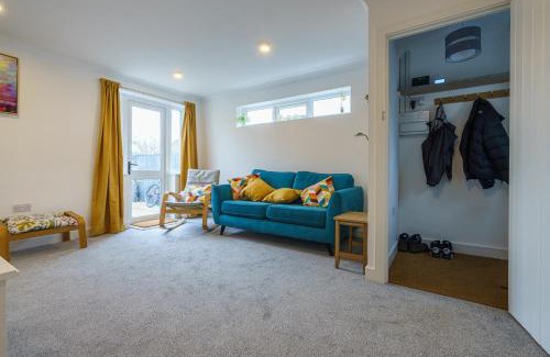 Cirencester Apartment | Private deck with newly refurbished flat attached!