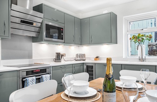 Fowey Cottage | Private decking area & Central location within 5 min walk of town.n