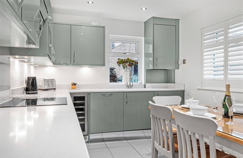 Fowey Cottage | Private decking area & Central location within 5 min walk of town.n