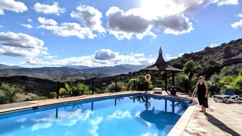 Alozaina Ski Chalet | Private detached chalet with OPTIONAL private jacuzzi Mi Dushi