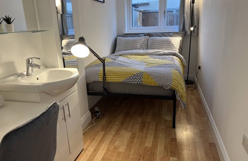 Norwood Green House | Private Double Room Mins To Central w Elizabeth L.