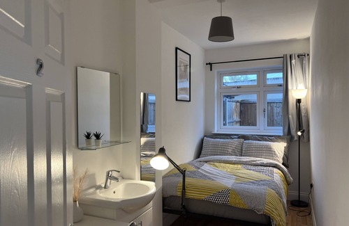 Norwood Green House | Private Double Room Mins To Central w Elizabeth L.