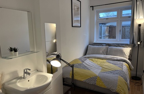 Norwood Green House | Private Double Room Mins To Central w Elizabeth L.