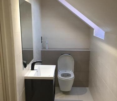 King's Lynn House | Private Double Room With New En-suite Shower Room