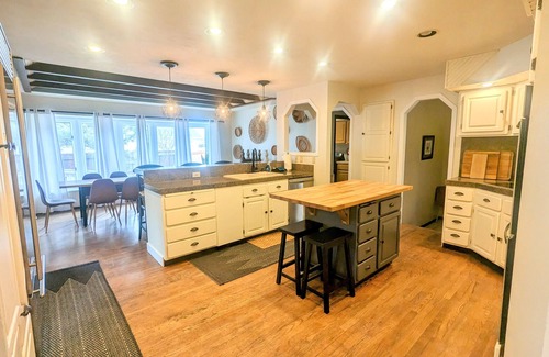 Maple Grove - Franklin House | Private, Easy Access, Large Groups, 5300+ SF, Hot Tub, Views