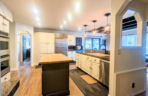 Maple Grove - Franklin House | Private, Easy Access, Large Groups, 5300+ SF, Hot Tub, Views