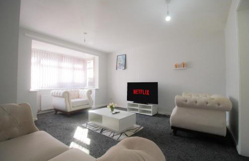 Bilston House | Private En-Suite With Free Wi-Fi & Parking in Wolverhampton