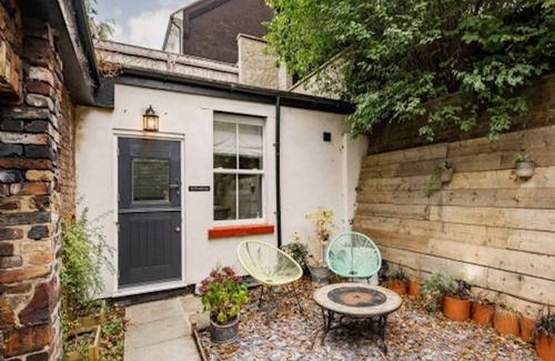 Norwich Apartment | Private Ensuite Annex | Walk to Norwich Station | Long Stays Welcome