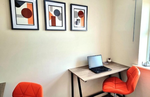 Hamilton House | Private Ensuite Room in Modern Home near General Hospital