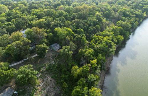 Beaver House | Private Eureka Springs Retreat with Hot Tub!