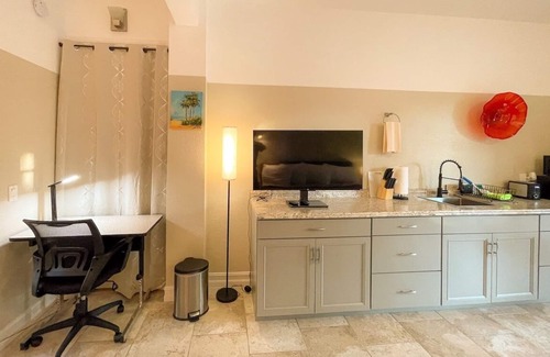 Truckland Apartment | Private for Couple or Single - Beach only 2 miles