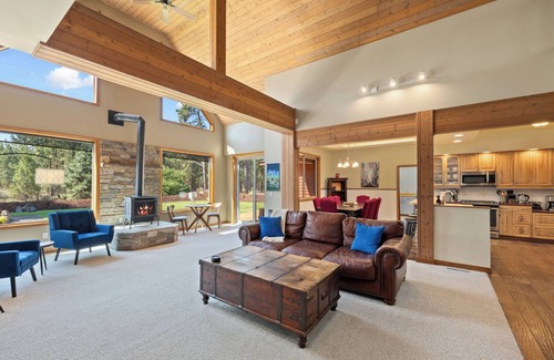 Cle Elum House | Private Forest Escape for 19 with Hot Tub & Stunning Night Sky Views