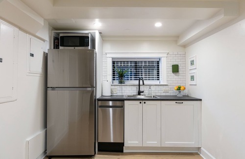 Edgewater Apartment | Private Gem, quiet street in Andersonville -1 bedroom + sofa bed + easy parking