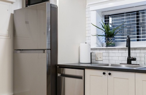 Edgewater Apartment | Private Gem, quiet street in Andersonville -1 bedroom + sofa bed + easy parking