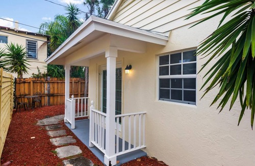 Old Northwood Historic District Villa | Private Guest house #4