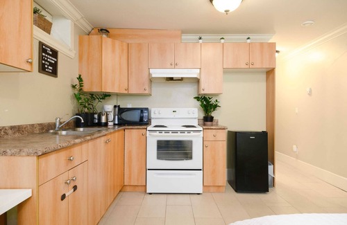 Vancouver South Apartment | Private Guesthouse in Prime Central Location
