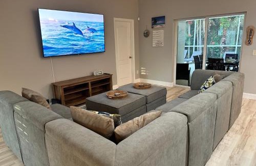 Vero Beach South House | Private Heated Pool & Beach House, 3 King Beds, TVs in all rooms, BBQ, Screened in Pool, 15 min to Beach, Private Neighborhood, 1000mbps WiFi